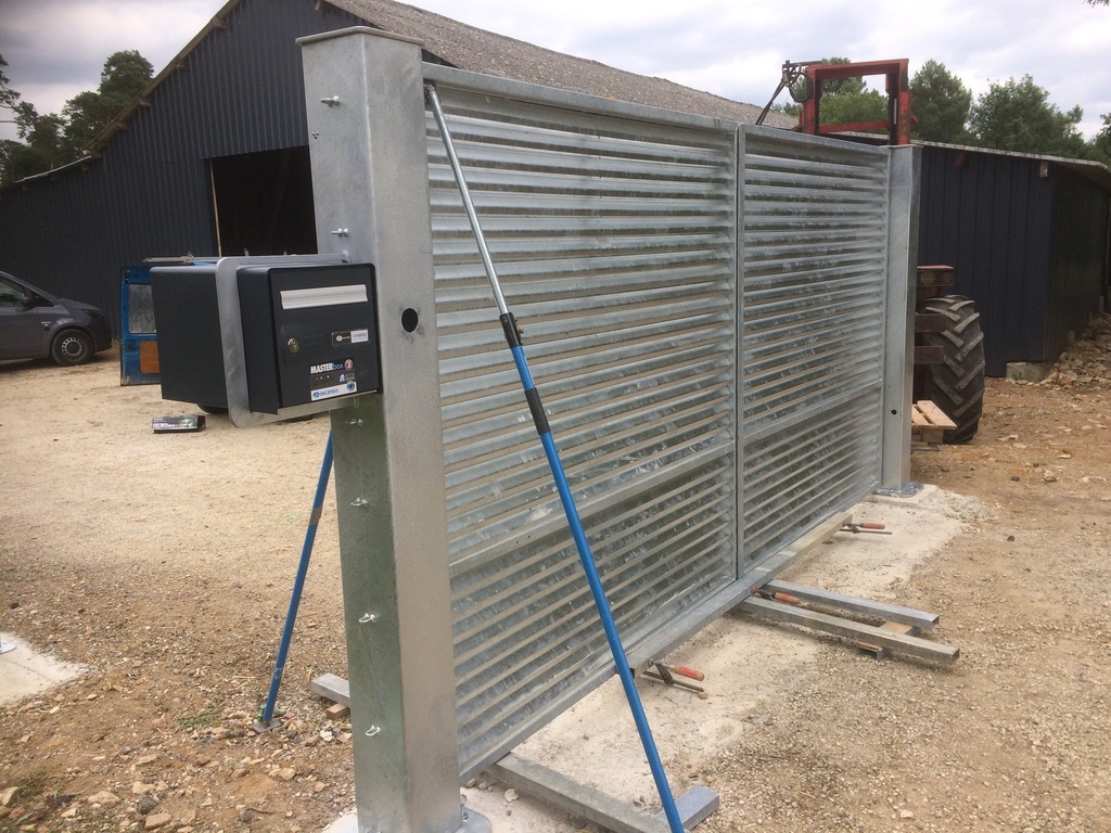 17-030 Portail 4m par 2m de hauteur