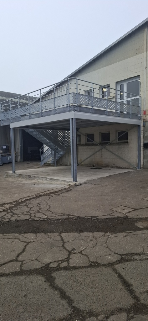 24-274 Terrasse avec escalier de secours