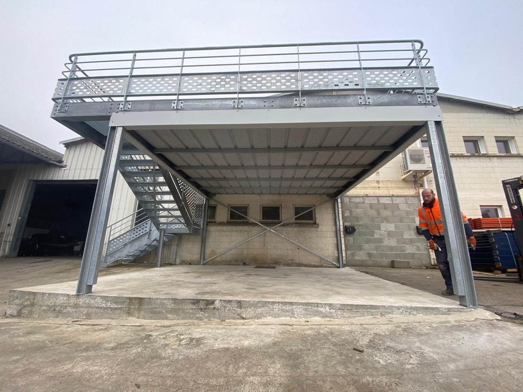 24-274 Terrasse avec escalier de secours