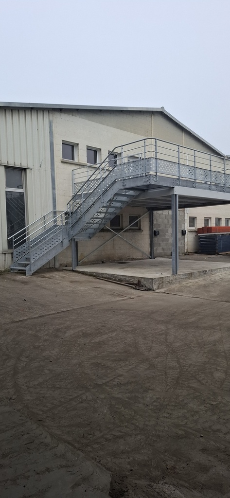 24-274 Terrasse avec escalier de secours