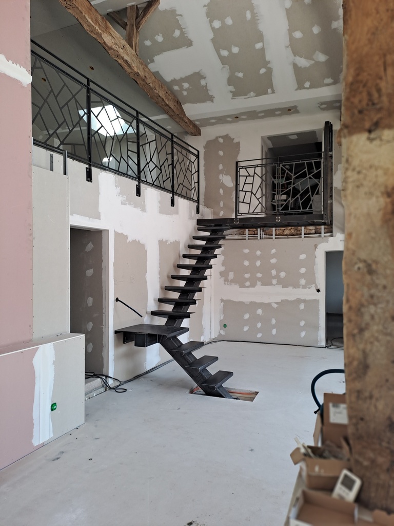 22-506 Escalier intérieur un quart tournant avec balcon