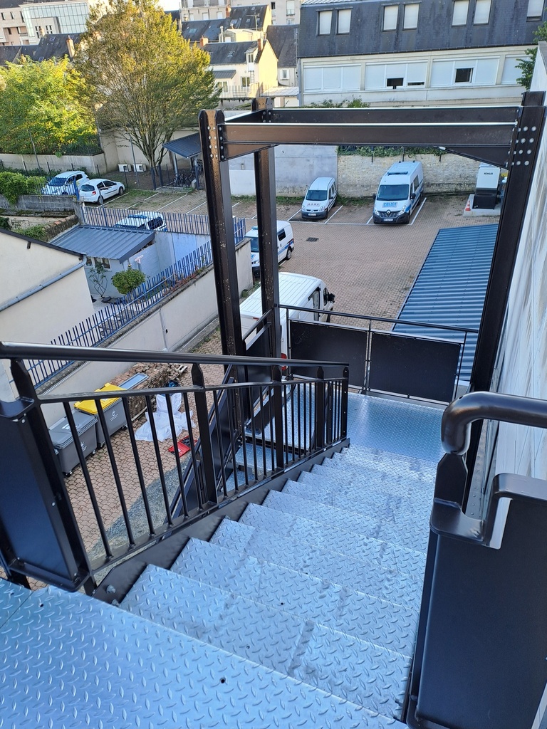 22-209-100/200 Escalier de secours avec plateforme