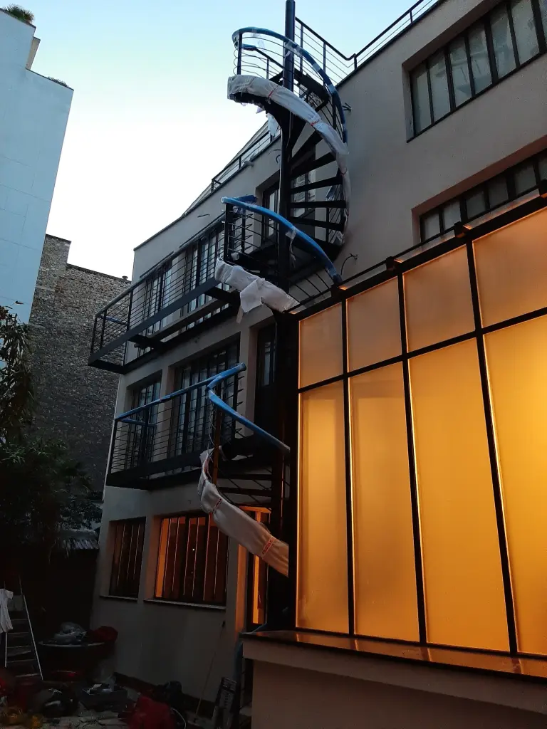 Escalier hélicoïdal et balcons pour pose dalles béton