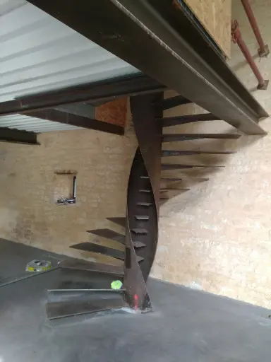 [16-075] Escalier hélicoïdale sur tube 
