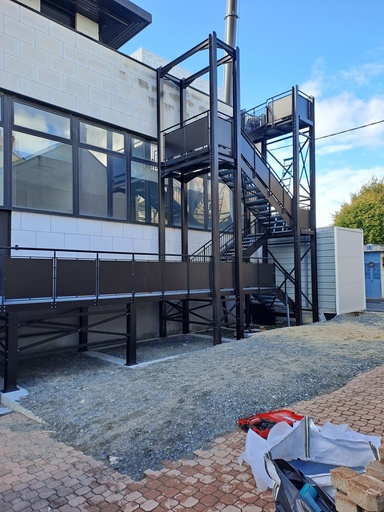 [22-209-100/200] Escalier de secours avec plateforme