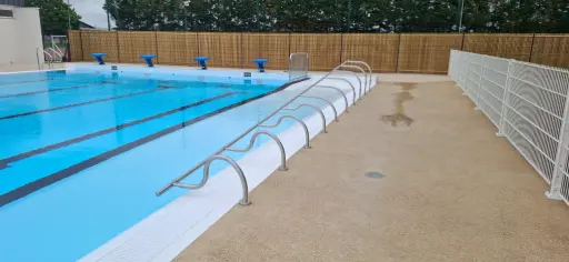 [23-410-1000] main courante piscine déportée avec fourreaux inox 316L